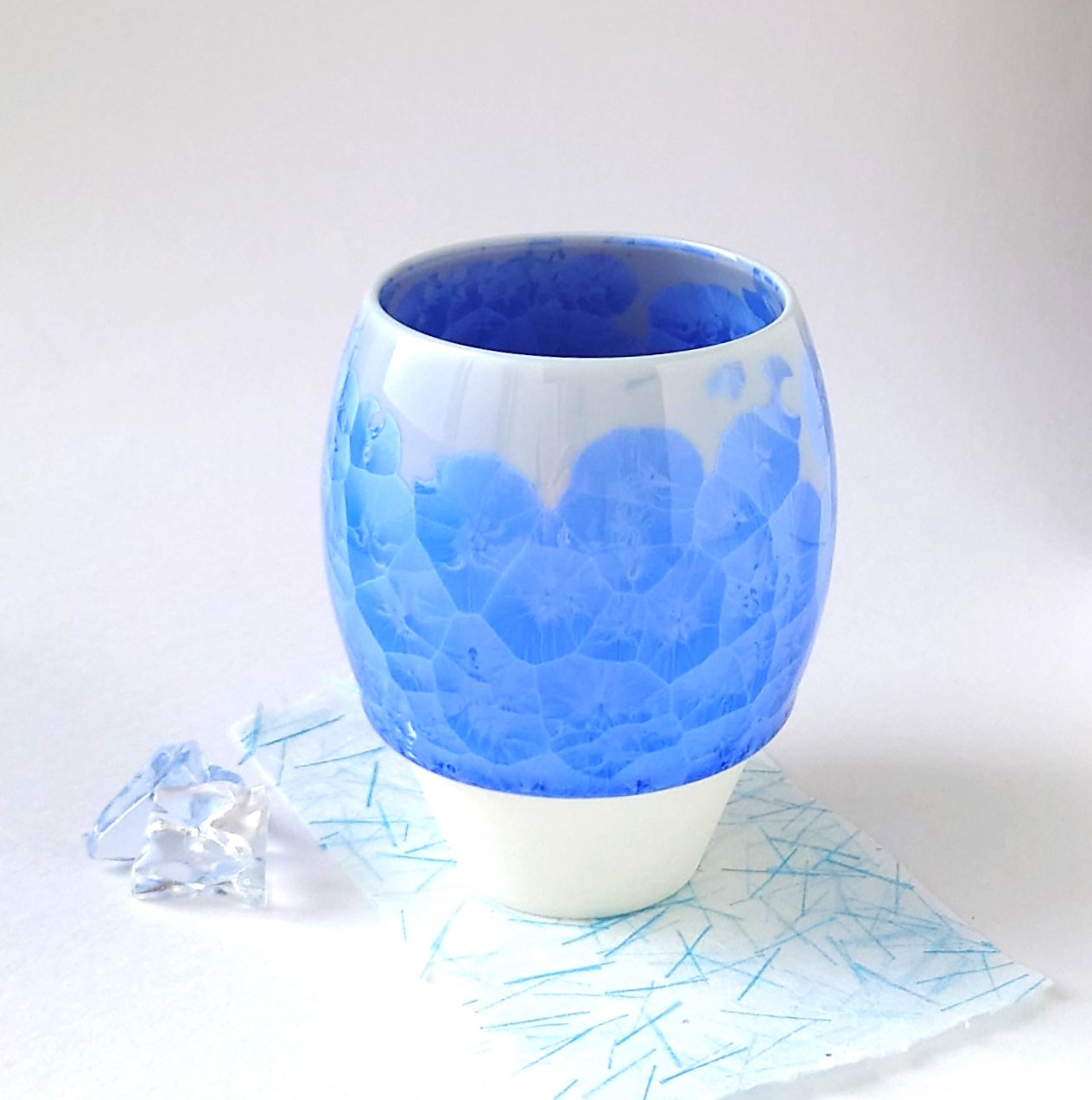 結晶がキラキラと花のように浮かぶカップ　花結晶（青）カップ　磁器