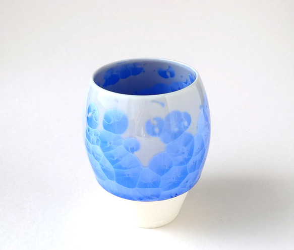 結晶がキラキラと花のように浮かぶカップ　花結晶（青）カップ　磁器 6枚目の画像