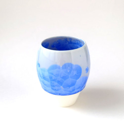 結晶がキラキラと花のように浮かぶカップ　花結晶（青）カップ　磁器 3枚目の画像