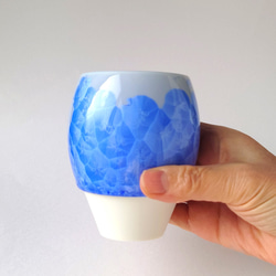 結晶がキラキラと花のように浮かぶカップ　花結晶（青）カップ　磁器 10枚目の画像