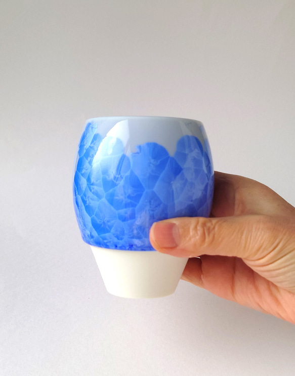 結晶がキラキラと花のように浮かぶカップ　花結晶（青）カップ　磁器 10枚目の画像