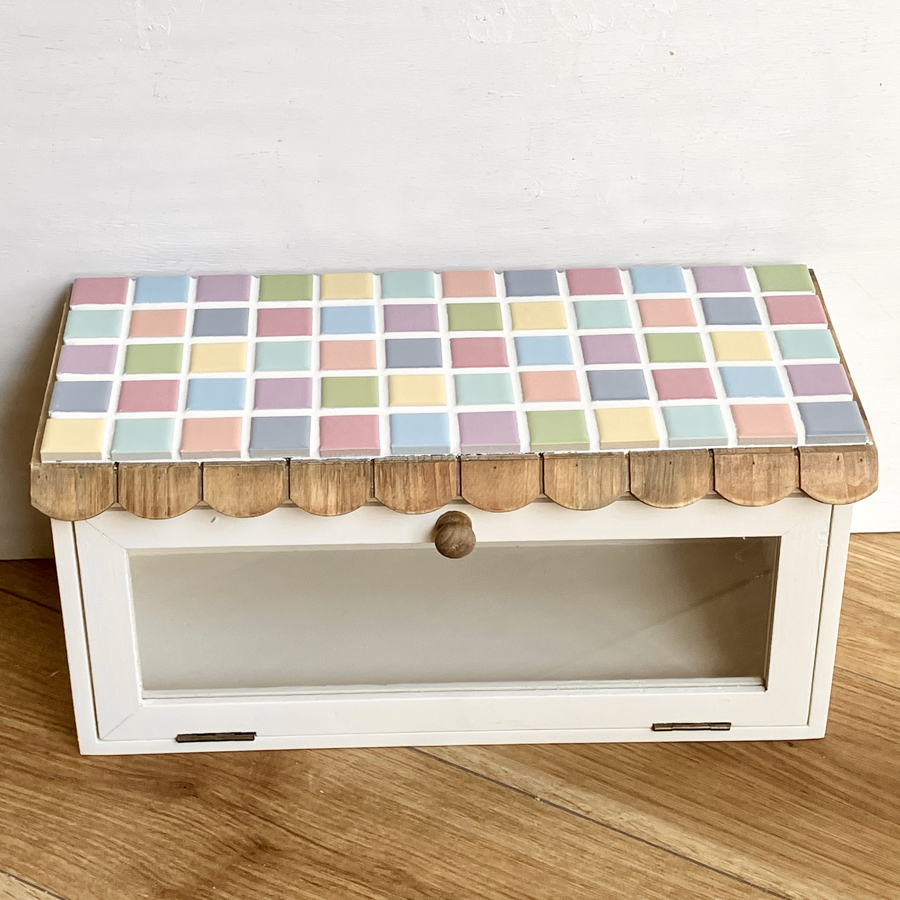 ガラスキャビネット　パステルカラーミックス　お家の屋根がかわいい収納家具