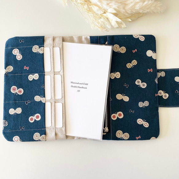 リニューアル✨北欧柄ちょうちょ マルチケース 母子手帳ケース　【ネイビー】S.M.Lサイズ 製作可能 4枚目の画像