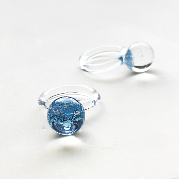 ガラスリング　オールガラス製のガラスの指輪　キラキラ泡入りガラスのドロップ　アイスブルー 1枚目の画像