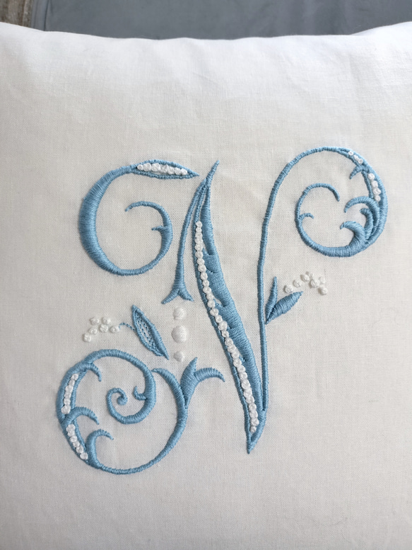 【送料無料】すずらんイニシャル刺繍クッションカバー(ホワイト)手刺繍 フレンチ シャビーシック リボン フリル 3枚目の画像