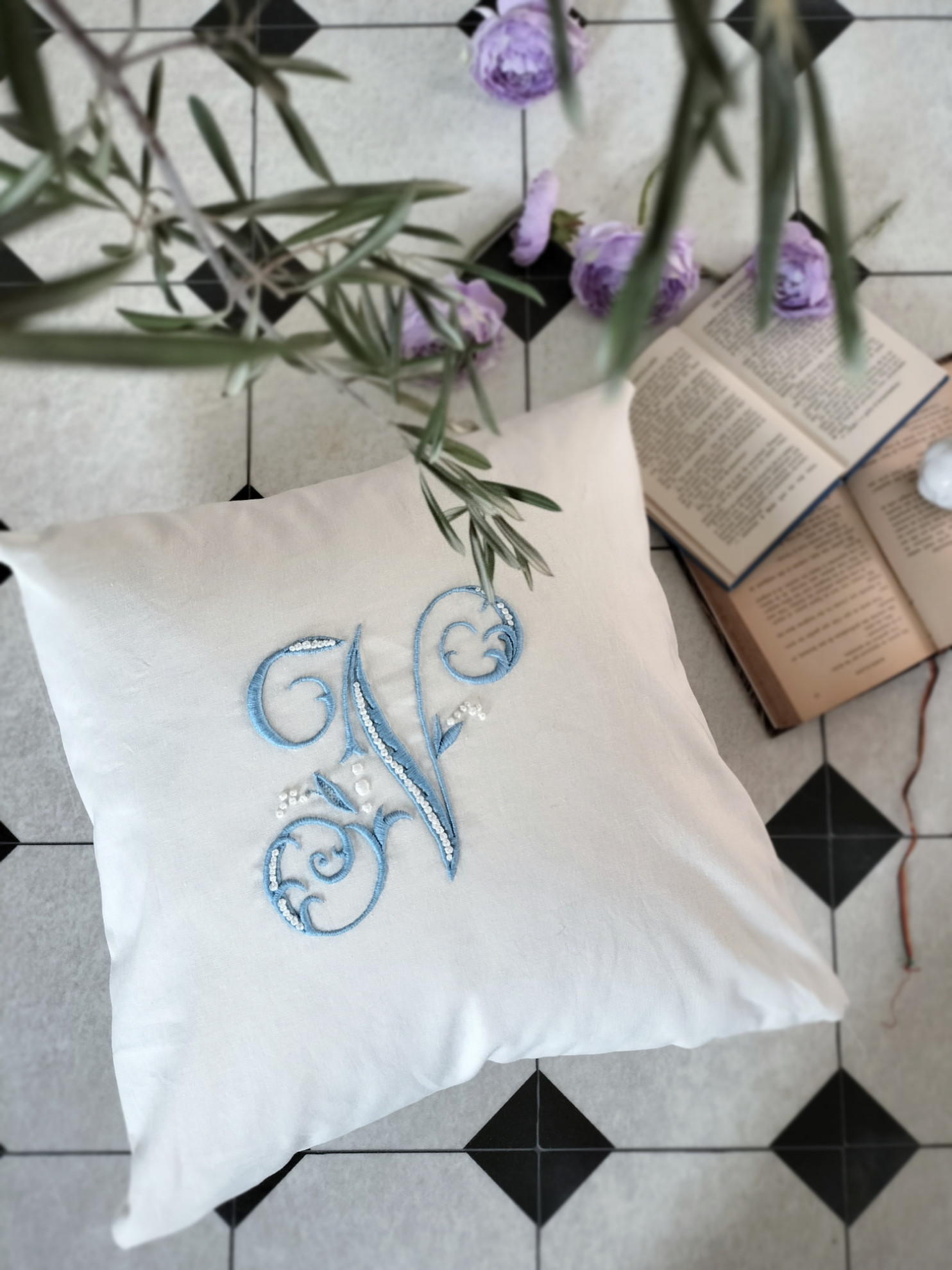 イニシャル刺繍フリルクッションカバー(ブルー)手刺繍 フレンチ