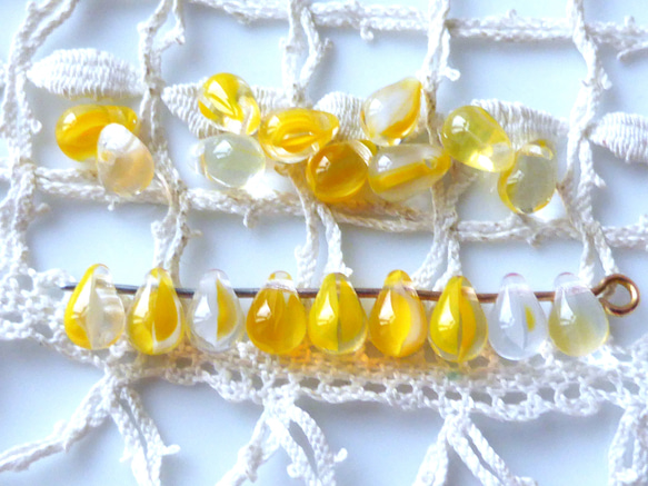 20個　小さいしずく　透明イエロー　チェコビーズ　Czech Glass Beads 1枚目の画像