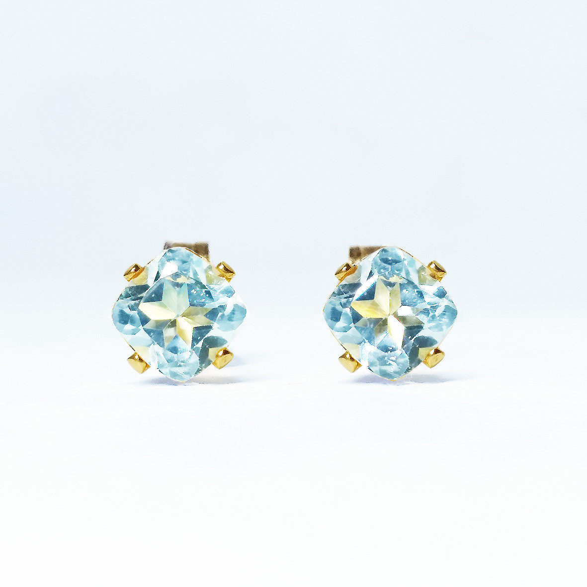 空色の宝石。スカイブルートパーズのピアス　[送料無料]