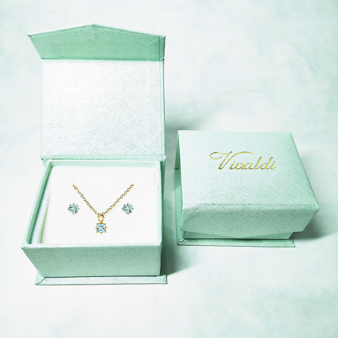 スカイブルートパーズ(スクエアカット)のピアス&ネックレス 2点セット　[送料無料]