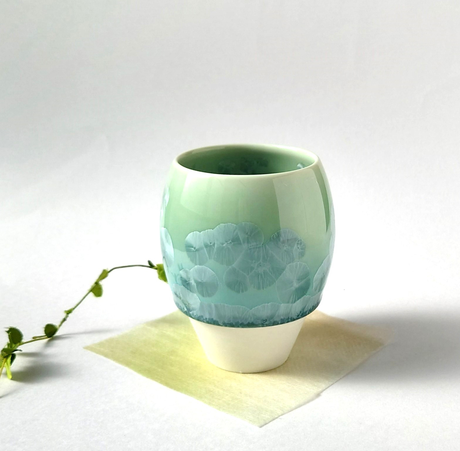 結晶がキラキラと花のように浮かぶカップ　花結晶（緑）カップ　磁器