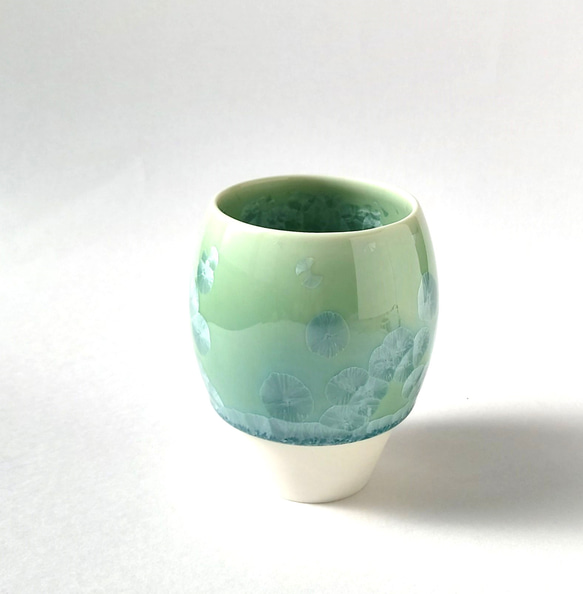結晶がキラキラと花のように浮かぶカップ　花結晶（緑）カップ　磁器 6枚目の画像