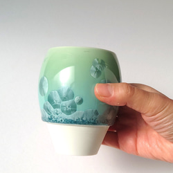 結晶がキラキラと花のように浮かぶカップ　花結晶（緑）カップ　磁器 10枚目の画像