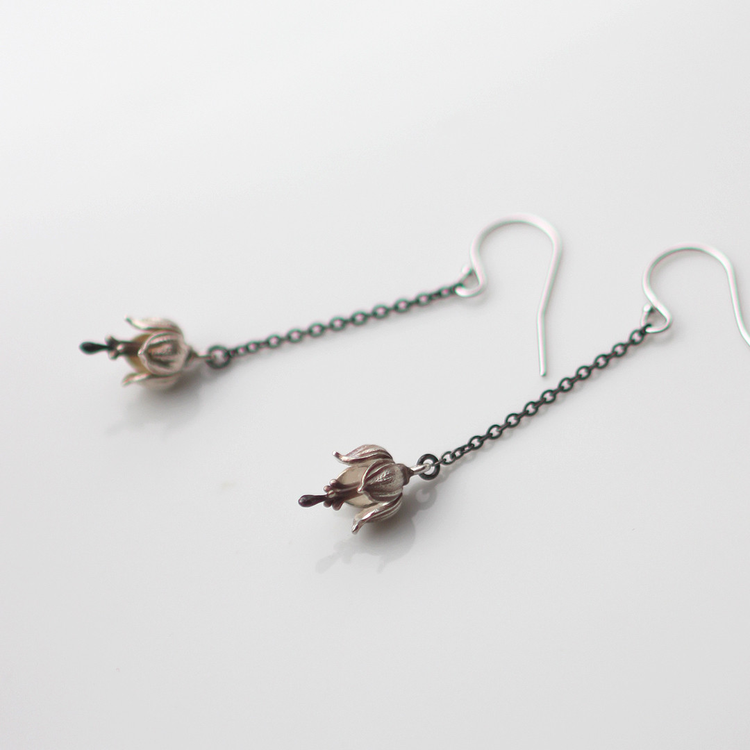 ハンショウヅルのピアス