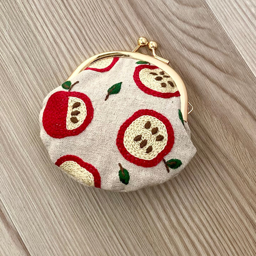 再販 りんごの刺繍のがま口 がま口 sorairo 通販 10528631｜Creema