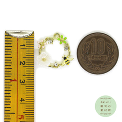 【再販】ミツバチと白・ベビーピンク・ライトグリーンの花輪のチャーム（ゴールド/アクリルラインストーン）#CER-0016 4枚目の画像