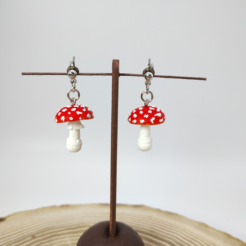 小さなベニテングタケ きのこポリマークレイ スタッドピアス ピアス