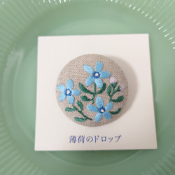 ブルーローズスワッグ ハンドメイド　 リボン刺繍ブローチ　くるみボタン 刺繍ブローチ「桔梗」くるみボタン ブローチ 薄荷のドロップ