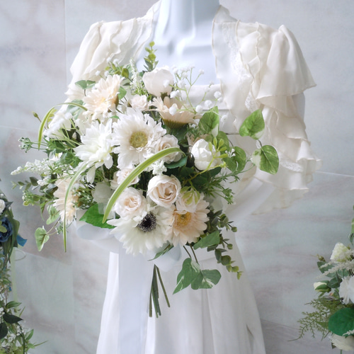 エレガントなホワイトウェディングブーケ エレガントなホワイトウェディングブーケ