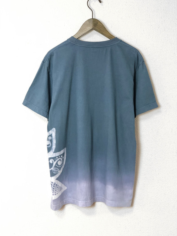 メヘンディ柄のろうけつ染めTシャツ( ユニセックスサイズ) *dark blue* 2枚目の画像