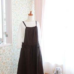 秋冬も重ね着で楽しむ リネンエプロンワンピース・チョコレート