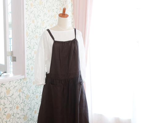 秋冬も重ね着で楽しむ リネンエプロンワンピース・チョコレート