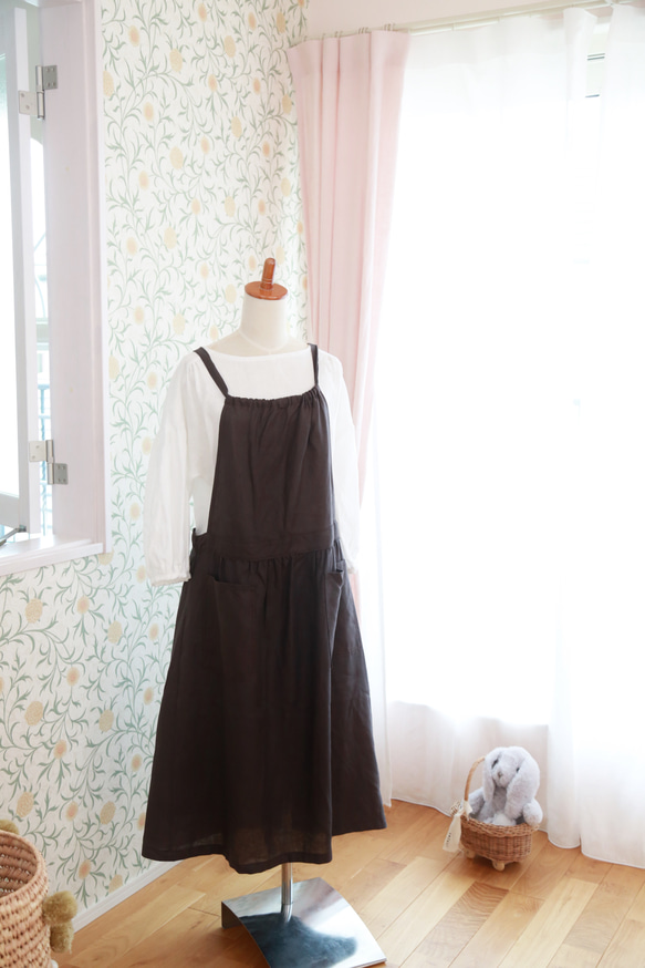秋冬も重ね着で楽しむ リネンエプロンワンピース・チョコレート