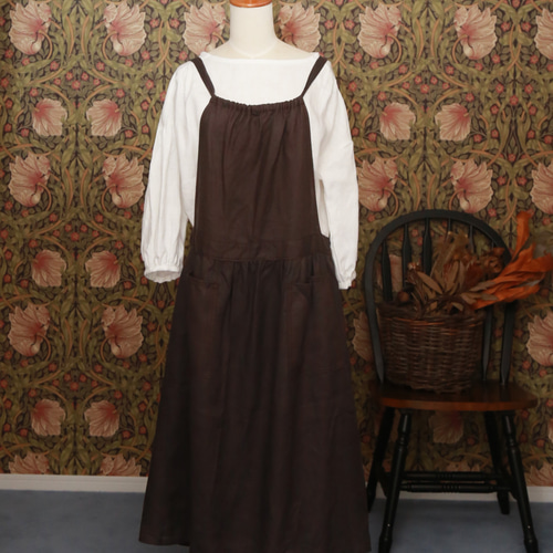 秋冬も重ね着で楽しむ リネンエプロンワンピース・チョコレート