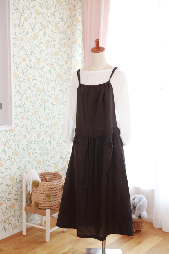 暮らしのエプロンワンピース・リネン/チョコレート 2枚目の画像