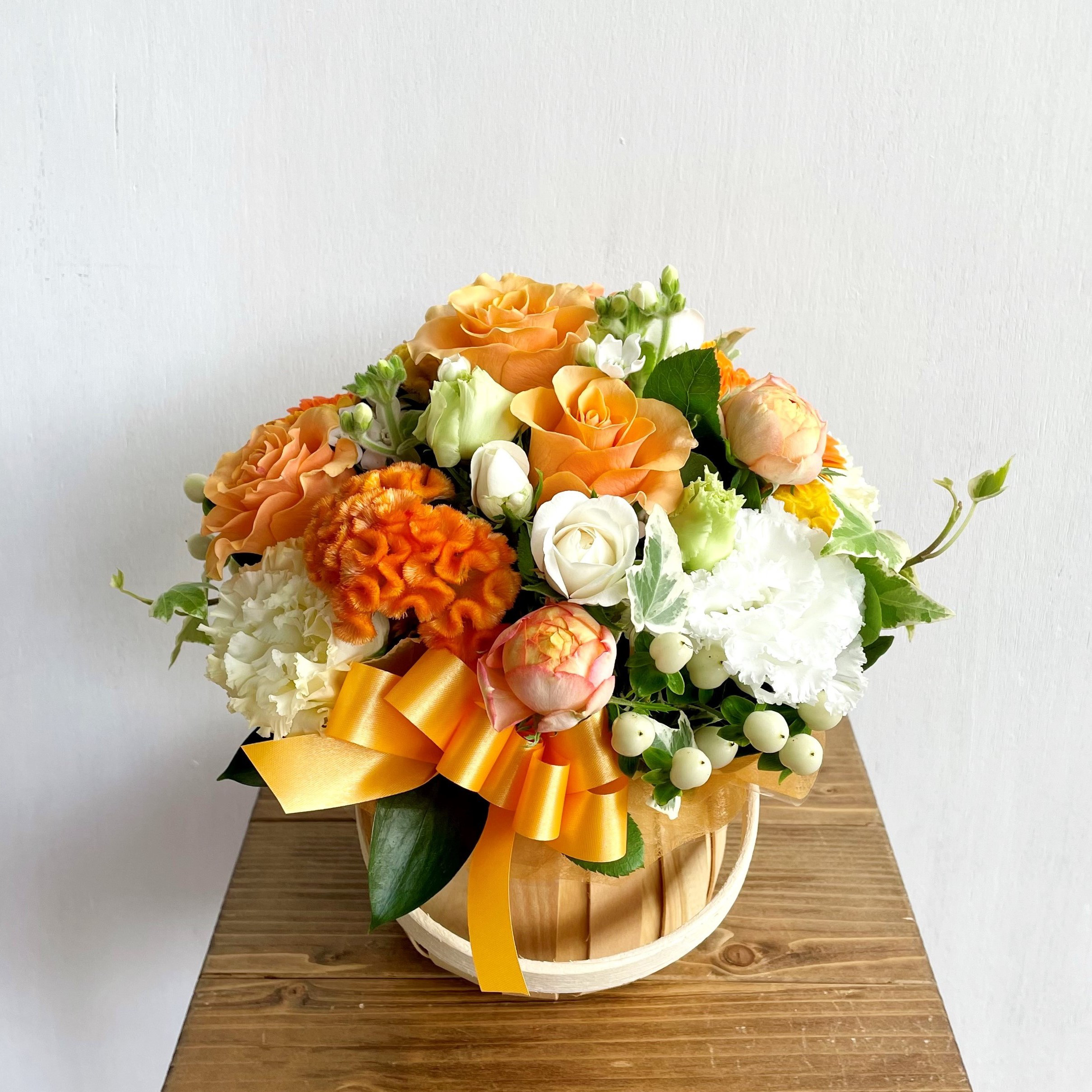 【生花】フラワーアレンジメント　オレンジのバスケットアレンジメント 4,440円