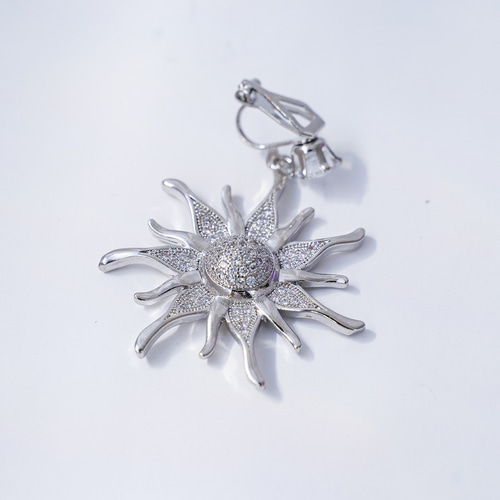 Christian Lacroix 大ぶり太陽モチーフイヤリング 楽天市場】大きいピアス 月 大ぶり ピアス 揺れる かわいい 太陽