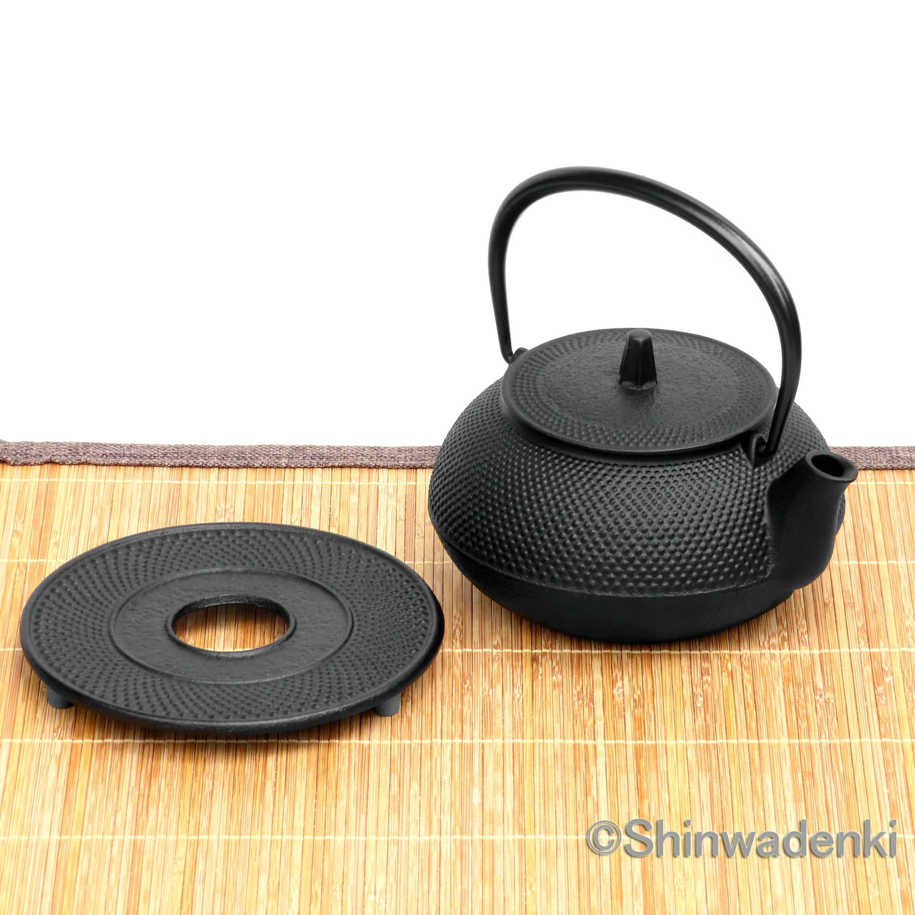 鉄瓶5個セット Amazon｜岩鋳(Iwachu) 鉄瓶 黒焼付 0.65L 鉄瓶兼用急須 5型新