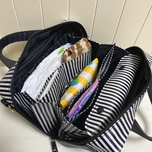 収納しやすい オムツポーチ一体型 2way ショルダー紐付 ラミネート黒  