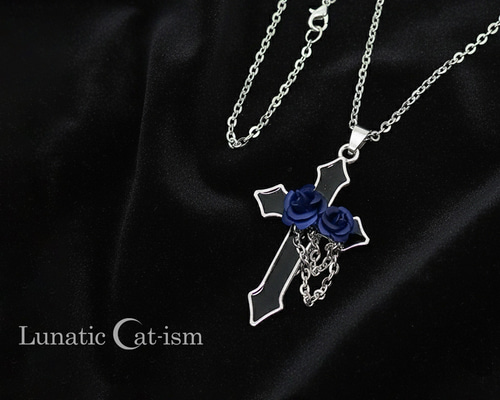 青薔薇と十字架のゴシックネックレス ネックレス・ペンダント