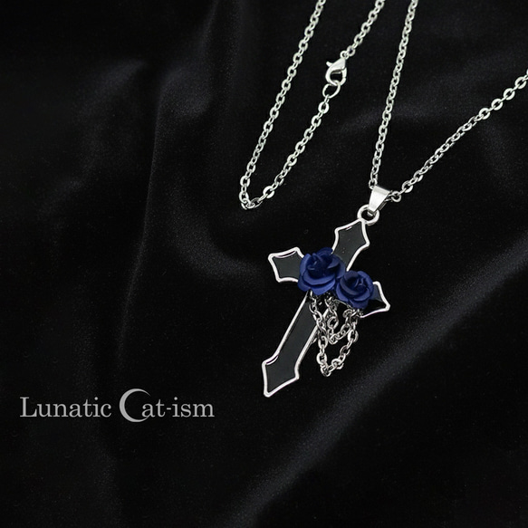 青薔薇と十字架のゴシックネックレス 1枚目の画像