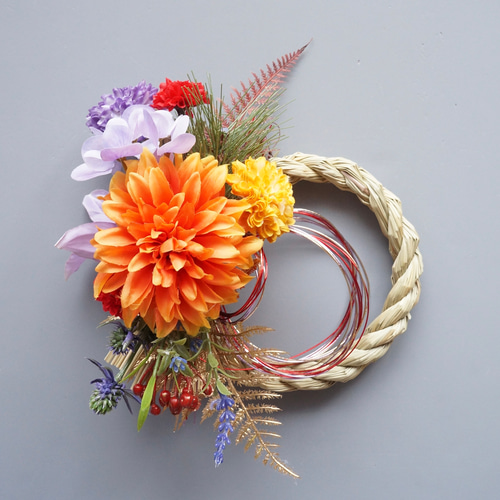 しめ飾りしめ縄 玄関をおしゃれに 松とダリアのお正月飾り 華やかに