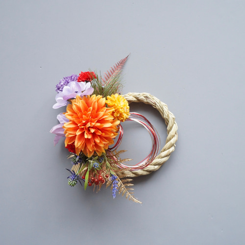 しめ飾りしめ縄 玄関をおしゃれに 松とダリアのお正月飾り 華やかに