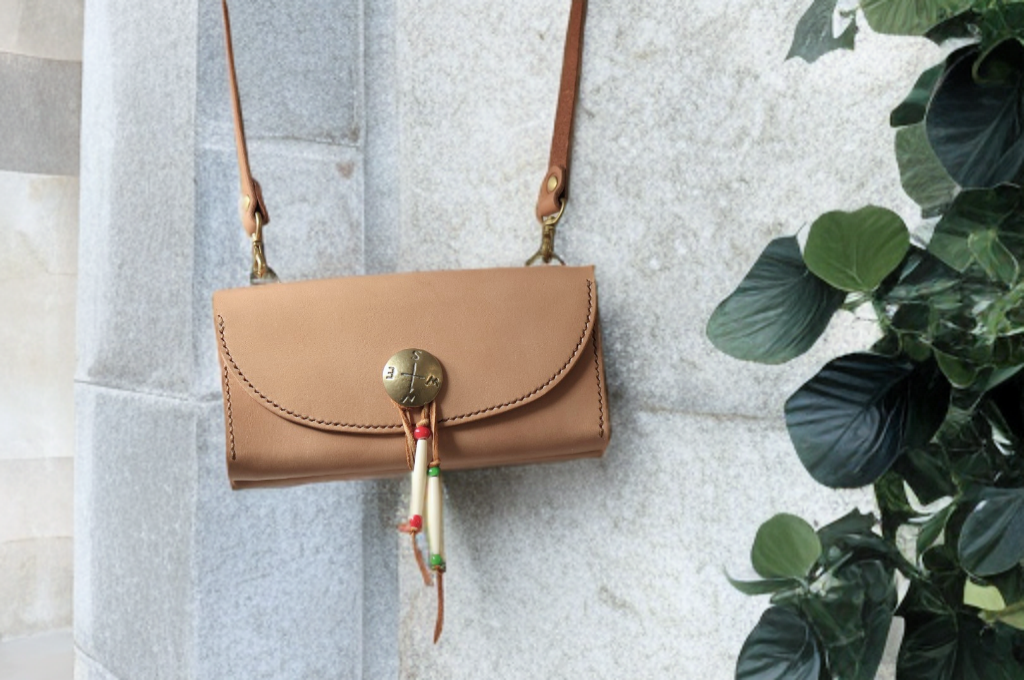 本革ショルダー長財布　コンチョ（受注制作）手縫いヌメ革ナチュラル 牛皮牛革 天然