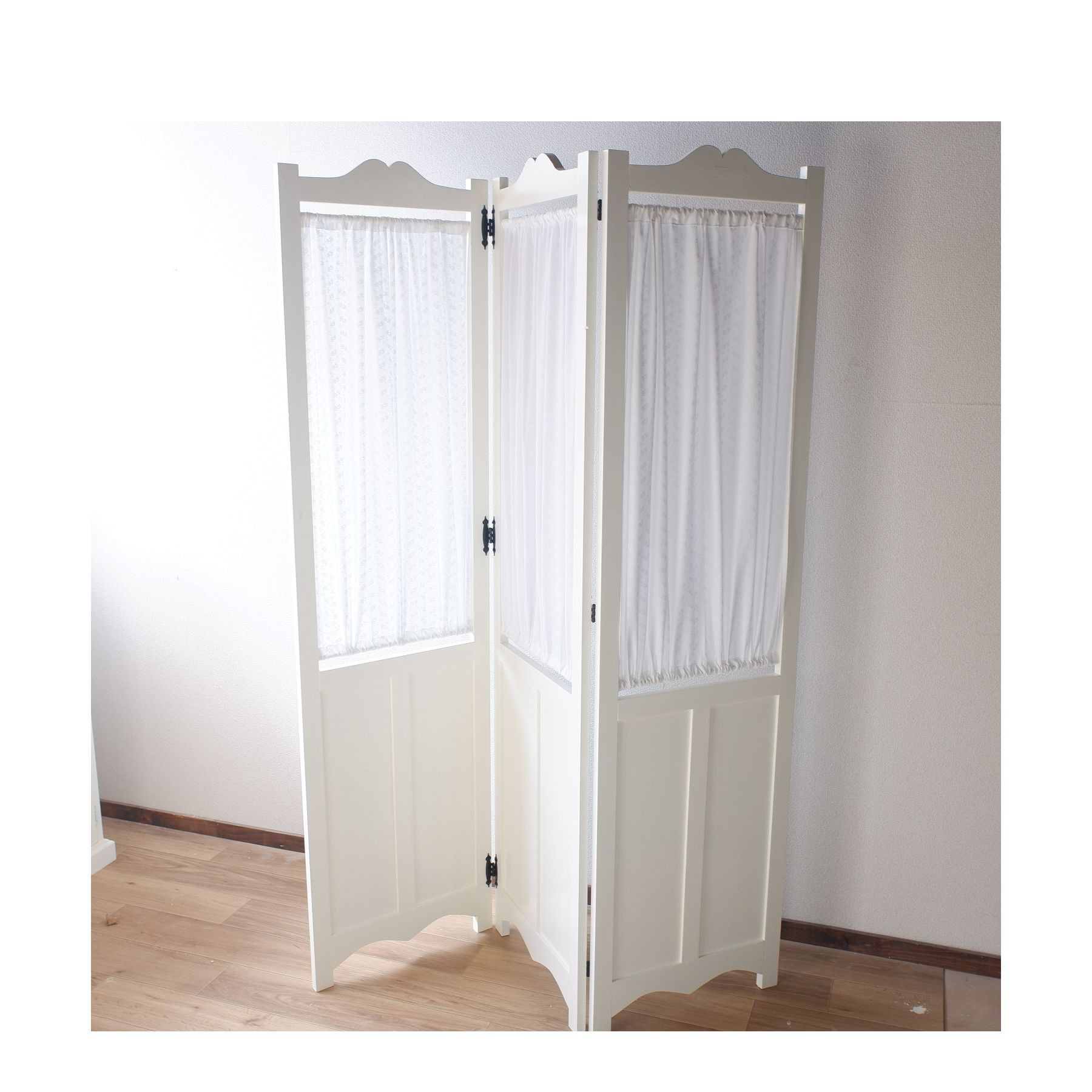 パーティション　ミルキーホワイト塗装仕上げ　カーテン付き