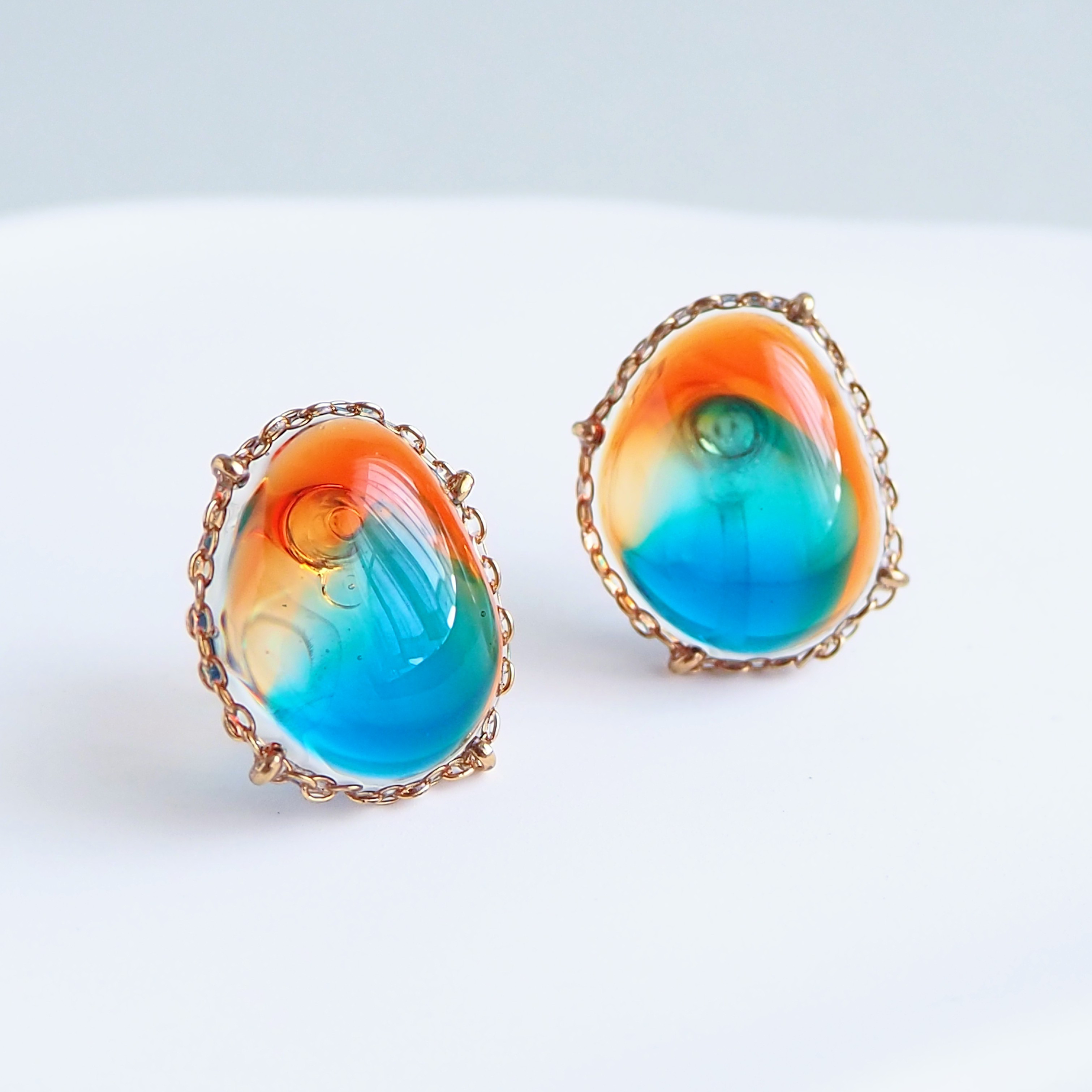 [ブルーアンバーのような 宝石レジン] イヤリング/ピアス オレンジ 痛くない 軽い ブルー グリーン 透明感 お揃い