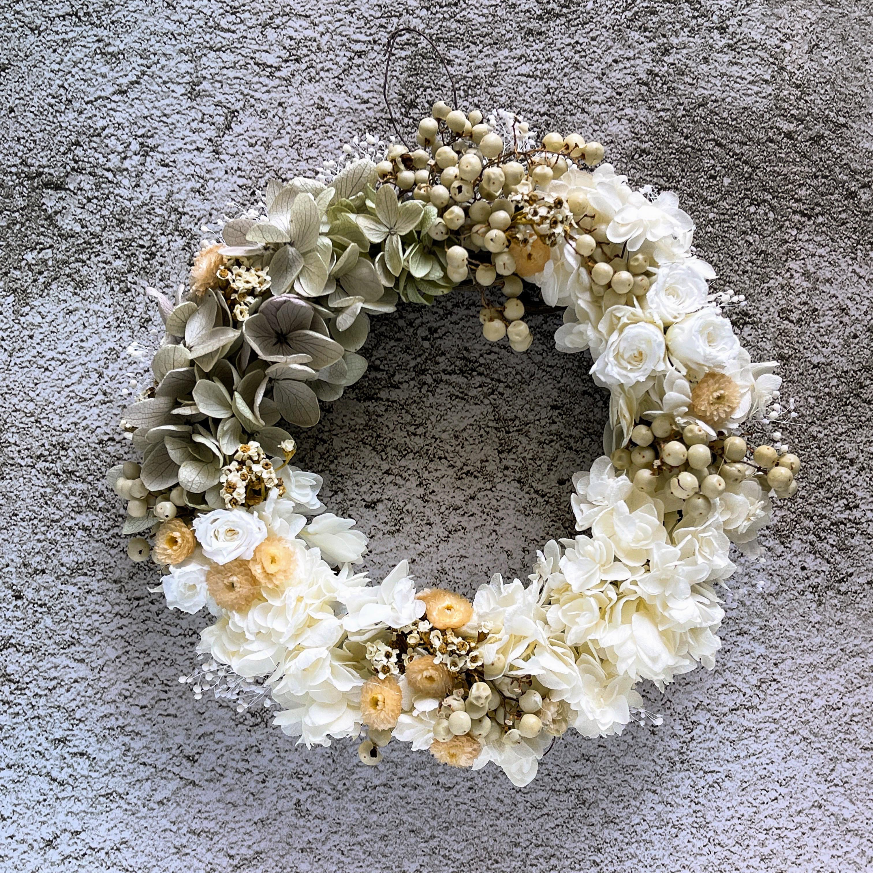 静けさをまとうホワイトリース＊プリザ＆ドライのシャビーアレンジ　プリザーブドフラワー アジサイ ホワイト 誕生日 母の日