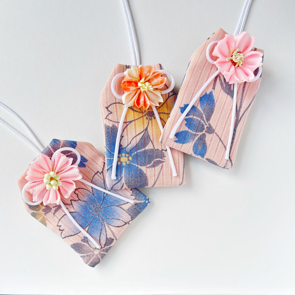 （秋桜）元巫女が作る花のお守り袋 5枚目の画像