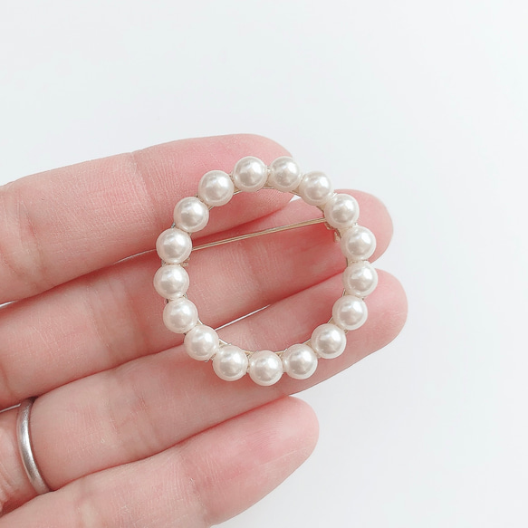 無需擔心珍珠脫落！這款絲滑珍珠圓環胸針，可穿戴也可取下。 第2張的照片