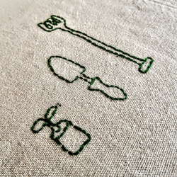 シンプルな手刺繍の緑の園芸用具　縦長ショルダーバッグ　トートバッグ　2way　ベージュ　A4サイズ収納可能 2枚目の画像