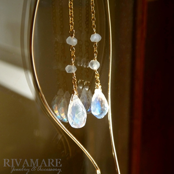 「Queen of the Night ひと夜の花」レインボームーンストーン ワイヤー ロングピアス