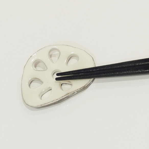 【清水焼】リバーシブル野菜箸置き（レンコン） 2枚目の画像