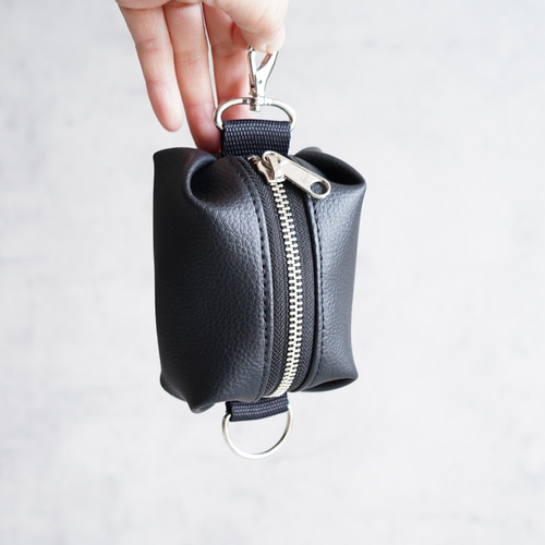 ハンドメイド　ポーチにもなる小物入れ２点セットとチャーム4点セット2種類 ハンドメイド ポーチにもなる小物入れ2点セットとチャーム4点セット2