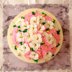 母の日ギフト　5号　ピンクのパンジーのフラワーケーキ(バタークリームケーキ、チーズケーキ味） 2枚目の画像