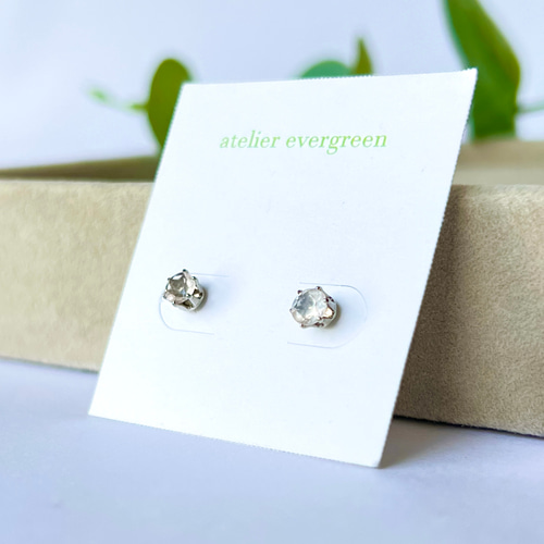 ローズクォーツのシンプル立爪ピアス（ゴールドorシルバー） 金属