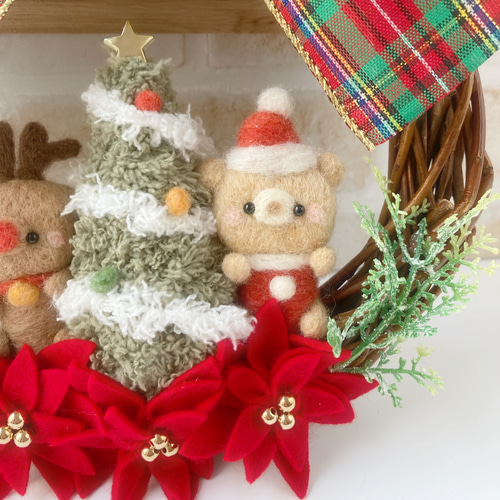 羊毛フェルト サンタシーズーちゃんのクリスマスリボンリース