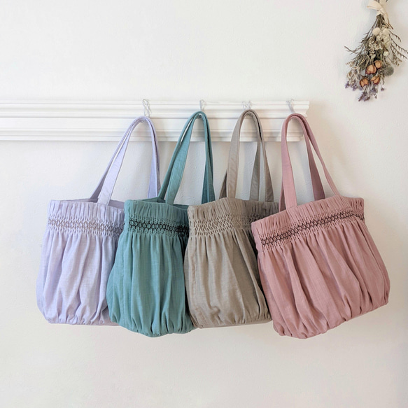 【A4ファイル対応】スモッキング刺繍の大きなトートバッグ ｰCARRYiN smokypink ｰ 12枚目の画像